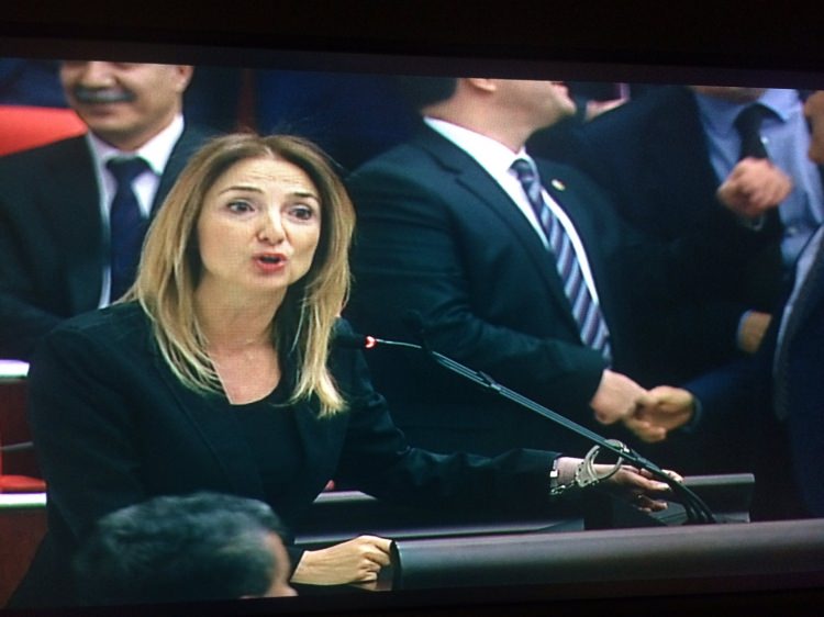 Kendini Meclis kürsüsüne kelepçeleyen Nazlıaka'ya müdahale